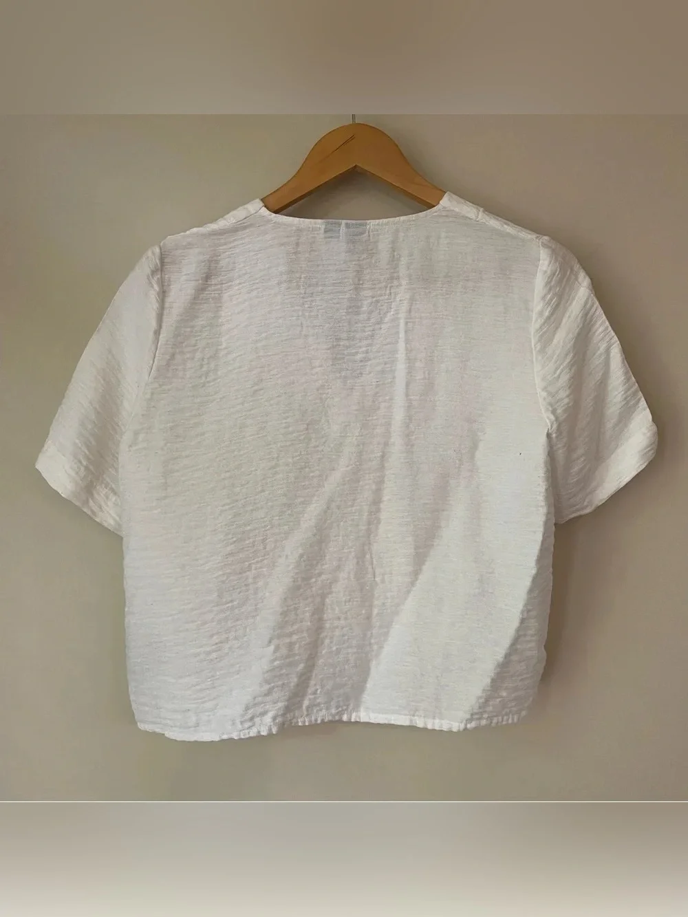 ICÔNE by SIMONS Asymmetrical Button Cropped Short Sleeve Blouse Women’s Small - Picture 2 of 6